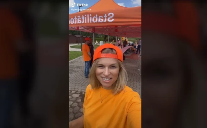 Sevi par videoblogeri dēvējošā Glorija Grevcova slavu izpelnījusies arī ar to, ka ietikusi Kremļa propagandista Vladimira Solovjova šovā..