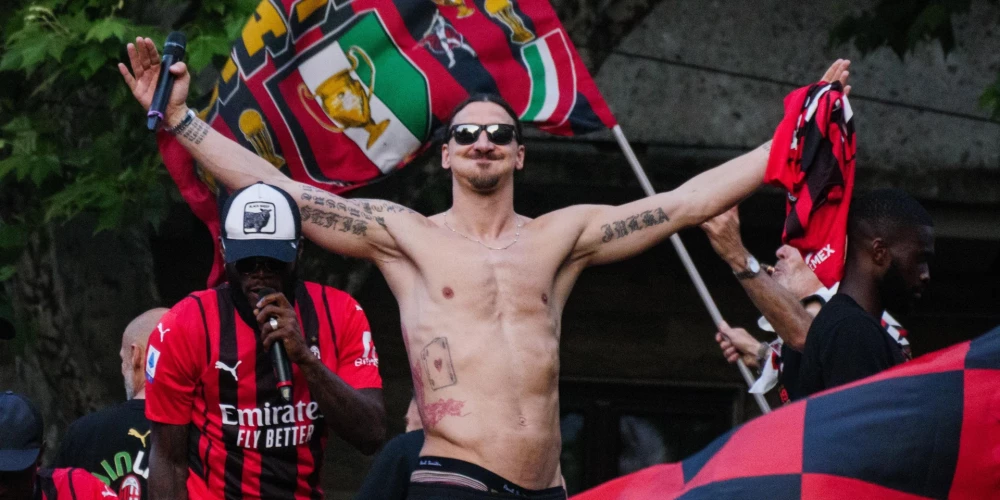 Zlatans Ibrahimovičs atzīmē "AC Milan" triumfu Itālijas čempionātā. 