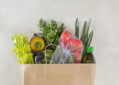 Salātus neturi plastmasas maisiņos: vienkārši knifi, kā augļus un dārzeņus ilgāk uzglabāt svaigus