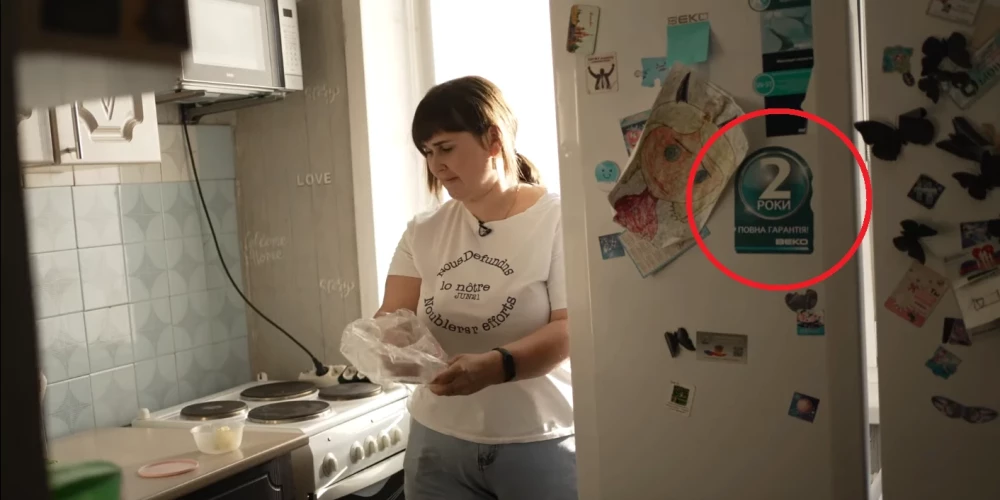 "Kā to paskaidrot?" Filmā par miruša krievu karavīra ģimeni pamanīts ledusskapis ar garantiju ukraiņu valodā