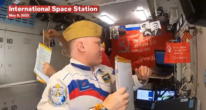 Krievu astronauts, pašreizējais SKS komandieris Oļegs Artemjevs, gatavs 9. maija svinībām.