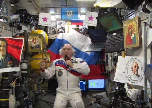 Krievu kosmonauts Oļegs Artemjevs. Krievijas daļa SKS šajās dienās atgādina improvizētu komunisma, "Z" un pareizticības templi.