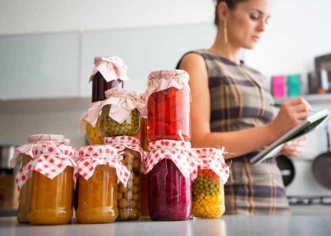 Почти половина жителей Латвии заготавливают запасы здоровых продуктов на зиму