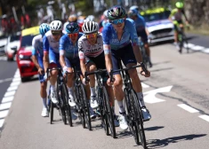Neilands palīdz komandai izcīnīt emocionālu uzvaru "Tour de France" posmā