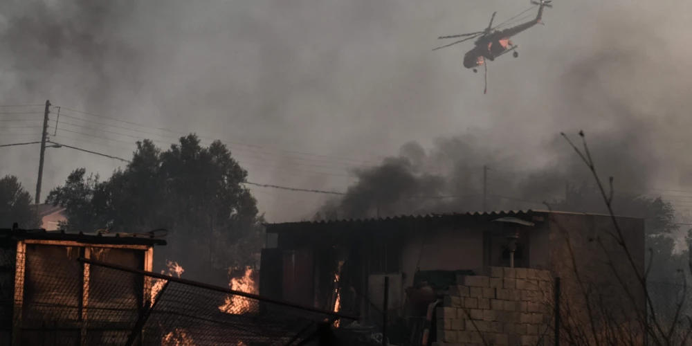Grieķija iesaista lidmašīnas cīņā ar ugunsgrēkiem pie Atēnu priekšpilsētām