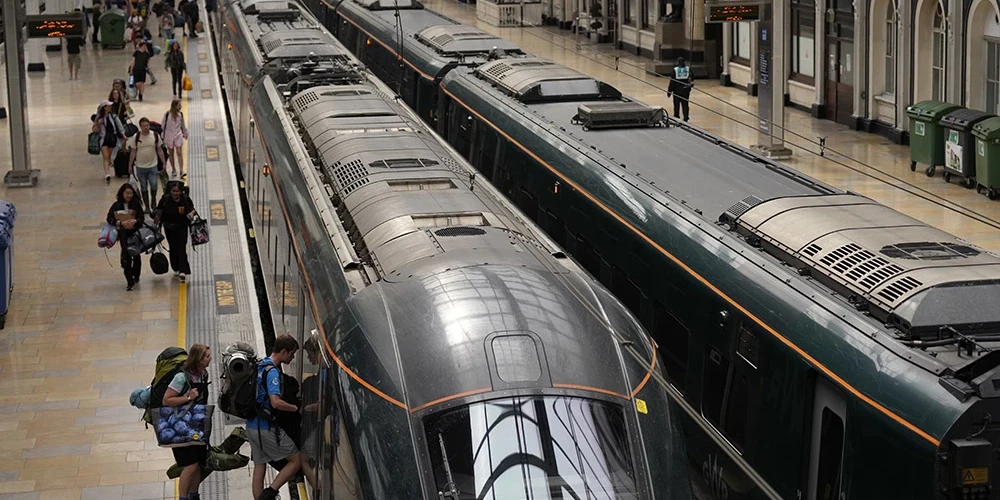 Lielbritānijā ekstremālais karstums bojā dzelzceļa gaisa vadus; atcelti vairāki desmiti reisu
