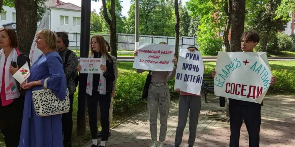 “Rokas nost no bērniem!” Baltkrievijā piketētāji aizstāv organizāciju no Rīgas, kura intervēja Lukašenko