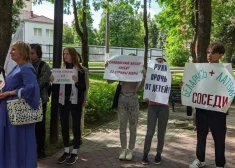 Dažu cilvēku protesta akcija pie Latvijas konsulāta Vitebskā. Sanākušie iebilst pret Latvijas puses pārmetumiem bērnu organizācijas "Academy KidsTV" virzienā.