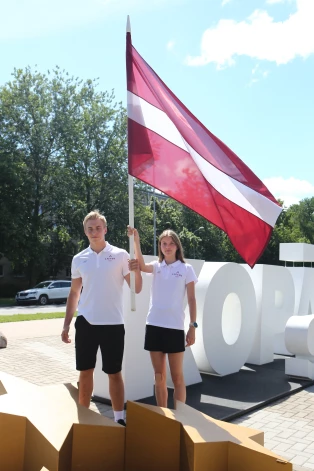 1500 metru skrējēja Austra Ošiņa un džudists Maksims Bižāns.