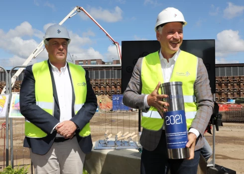 "BeReRix" izpilddirektors Guntis Āboltiņš-Āboliņš (no labās) piedalās dzelzceļa projekta "Rail Baltica" Rīgas Centrālā multimodālā mezgla svinīgajā laika kapsulas iemūrēšanas pasākumā.