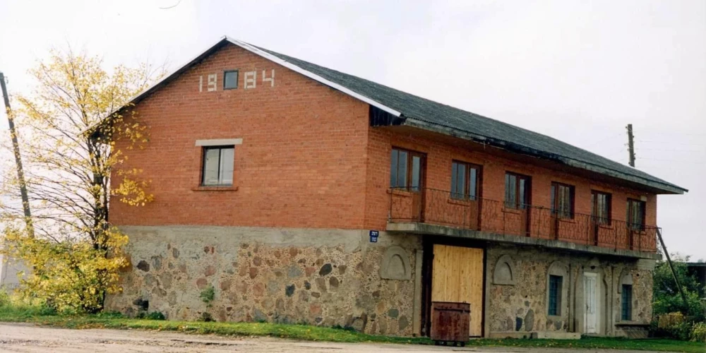 Rušonas pagasta centrā Kastīrē no padomju laikiem saglabājušās dīvainas liecības. Piemēram, lūkojoties uz 19. gadsimtā celto Kastīres muižas stalli, rodas asociācijas, ka tas celts 1984. gadā. Zīmīgi, ka tas atrodas 5. augusta ielā.