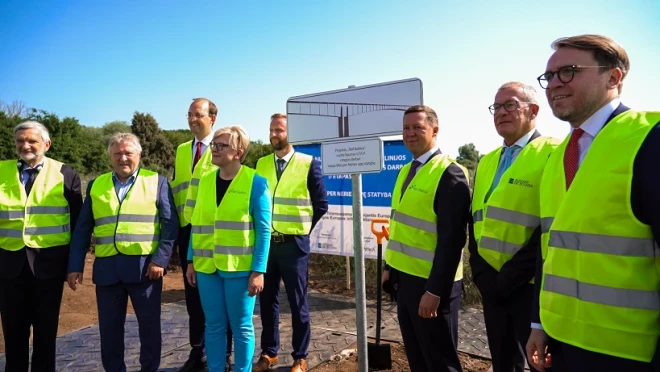 Ar svinīgu ceremoniju Neres upes krastā, Jonavas rajonā, tika uzsākta Baltijā garākā "Rail Baltica" tilta būvniecība.