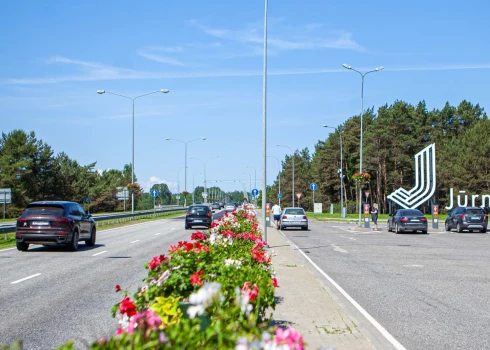 Atgriežoties siltiem laika apstākļiem, cilvēki vēlas atpūsties pie jūras, tādēļ veidojas rindas pie iebraukšanas Jūrmalā.