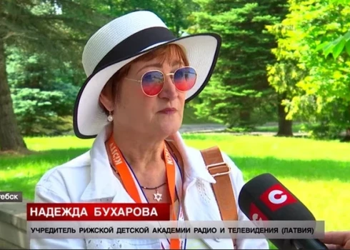 "Academy KidsTV" vadītāja Baltkrievijas medijos muld, ka Latvija varētu atņemt bērnus Lukašenko intervētāja mātei