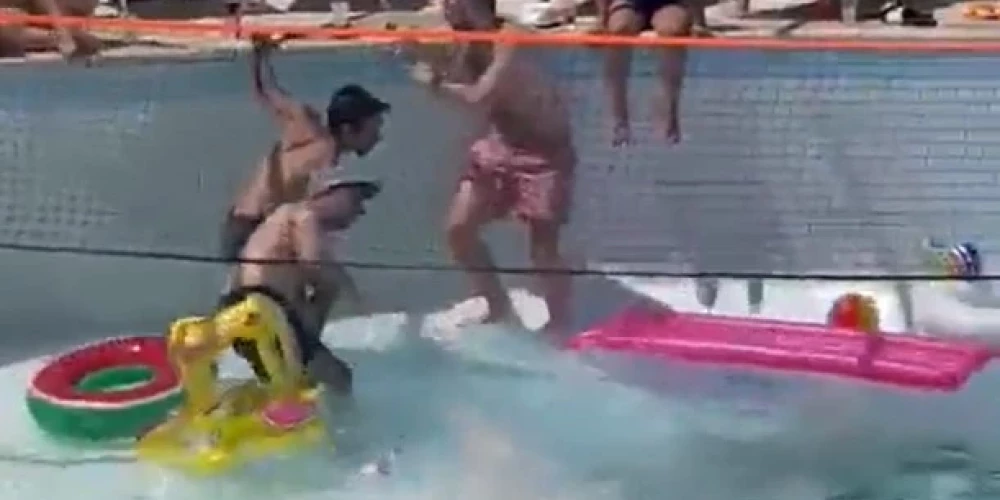 Шокирующее видео: дно бассейна провалилось под землю вместе с людьми