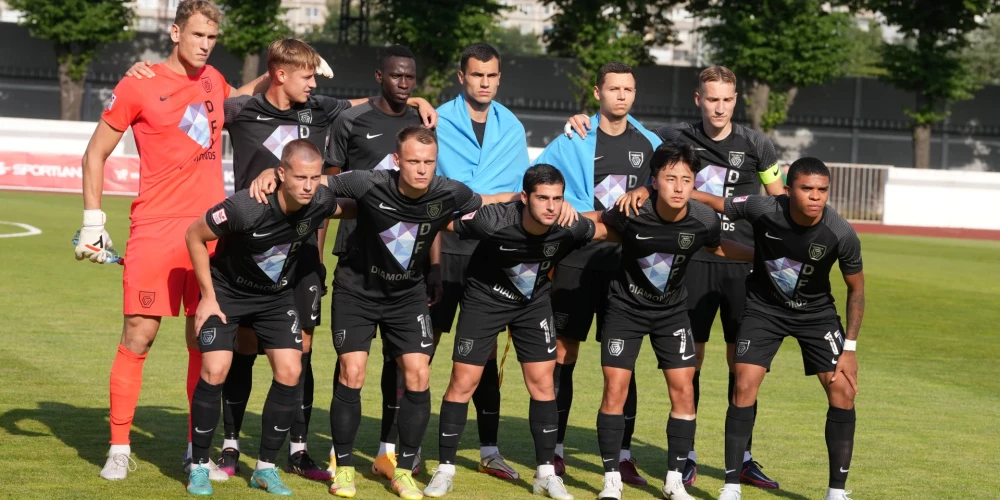 "Valmiera FC" futbolisti pirms spēles pret Ziemeļmaķedonijas komandu Tetovas "Škendija" Daugavas stadionā.