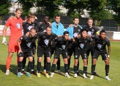 "Valmiera FC" futbolisti pirms spēles pret Ziemeļmaķedonijas komandu Tetovas "Škendija" Daugavas stadionā.