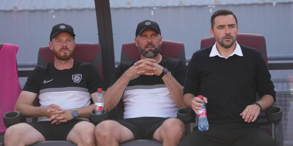 Jurģis Kalns (pa labi) uz "Valmieras" komandas soliņa spēlē pret Skopjes "Škendija".