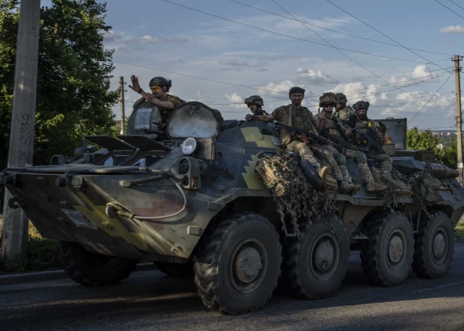 Bundestāga aizsardzības komisijas priekšsēdētāja iestājas par tiešām smagā bruņojuma piegādēm Ukrainai