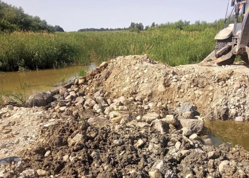 Nedēļas vidū atkal pastrādāti varas darbi pie Durbes upes iztekas no Durbes ezera: kāds nelikumīgi atracis izveidoto upes iztekas aizsprostu.