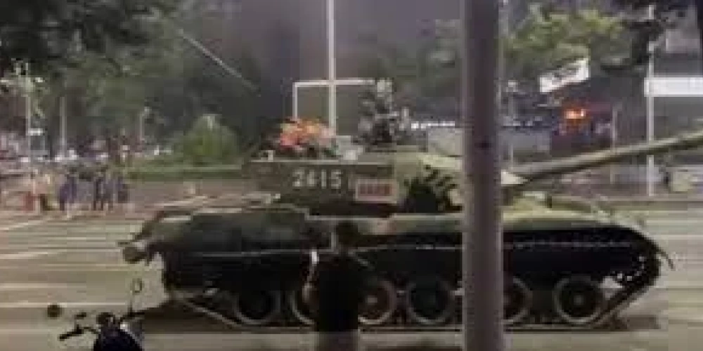 ВИДЕО: власти Китая вывели на улицу танки