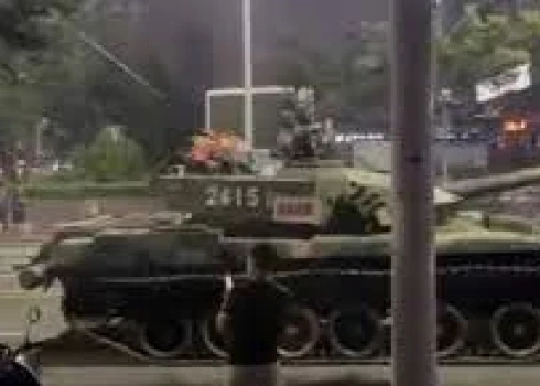 ВИДЕО: власти Китая вывели на улицу танки