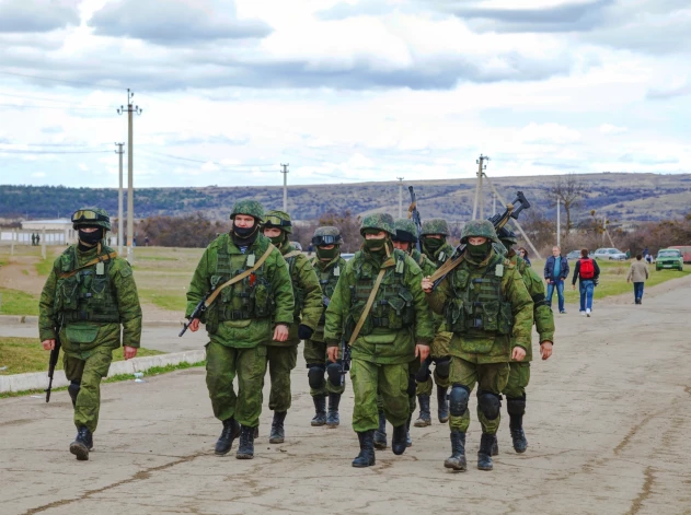 “[...] Es joprojām jūtos, ka esmu tur, kur man jābūt. Kamēr nekas tāds man nav noticis, lai atteiktos, mani tāda sajūta nepamet,” piebilst krievu militārists.