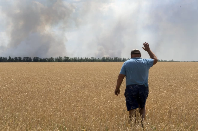 Zemnieka emocijas, redzot savu degošo lauku, ko izraisījušas kaujas frontes līnijā Dņepropetrovskas apgabalā, Ukrainā. 2022. gada 4. jūlijs.