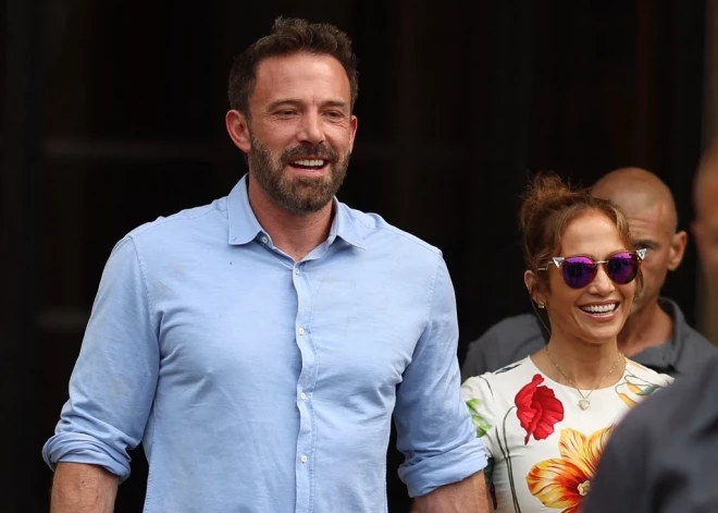 Paris, FRANCE  - Newlyweds Ben Affleck and Jennifer Affleck (Lopez) walk with their respective daughters Seraphina and Emme in the Marais during their honeymoon in Paris, France.Pictured: Ben Affleck, Jennifer Affleck, Jennifer LopezBACKGRID USA 22 JULY 2022 BYLINE MUST READ: Best Image / BACKGRIDUSA: +1 310 798 9111 / usasales@backgrid.comUK: +44 208 344 2007 / uksales@backgrid.com*UK Clients - Pictures Containing ChildrenPlease Pixelate Face Prior To Publication* 
Vida Press