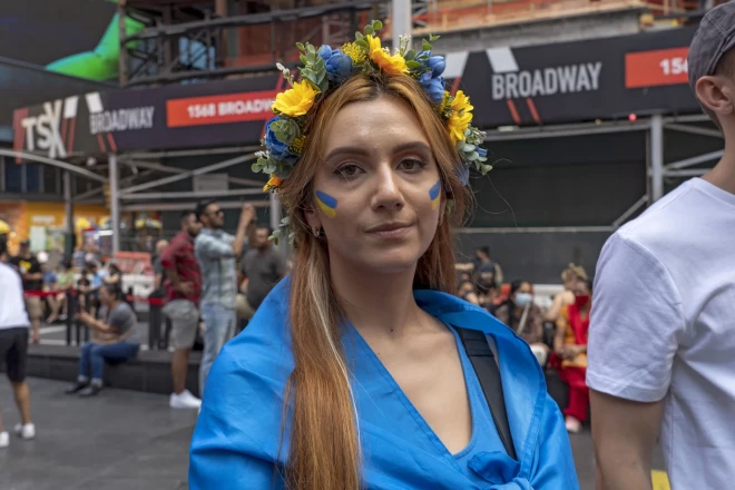Sieviete ar tradicionālo ukraiņu vainagu piedalās protesta akcijā Ukrainas atbalstam Taimskvērā, Ņujorkā, 2022. gada 2. jūlijā.
