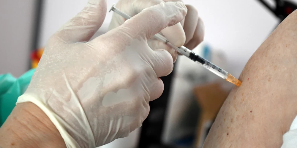 Plāno izmaksāt 142 290 eiro kompensāciju par Covid-19 vakcīnas izraisītu nāvi