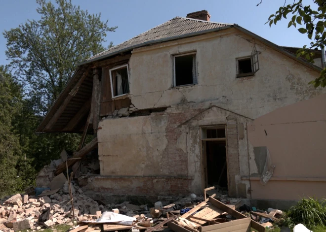Взрыв в жилом доме под Салдусом: часть двухэтажного здания обрушилась, три человека пострадали