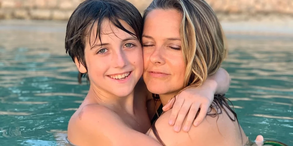 "Мой сын и я принимаем ванну вместе": принципы воспитания голливудской актрисы шокируют людей