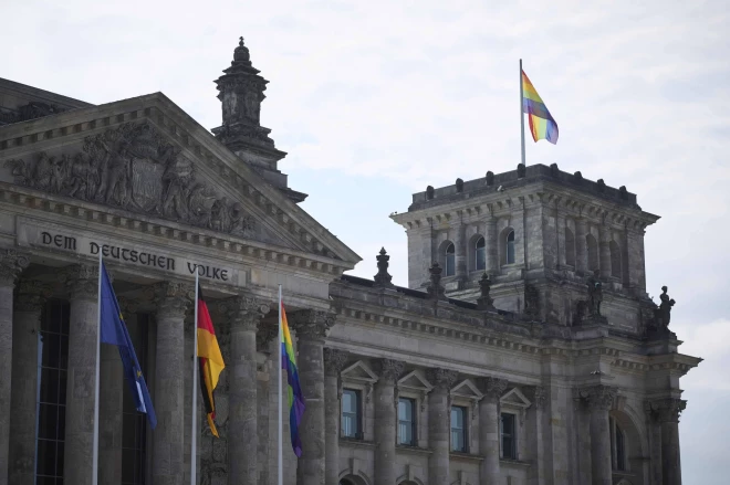 Pirms pasākuma pie Vācijas parlamenta apakšpalātas Bundestāga pirmo reizi tika pacelts varavīksnes karogs.