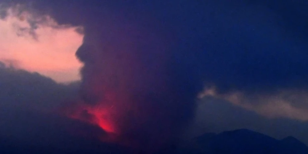 Извержение вулкана Сакурадзима на японском острове Кюсю (Фото: Kyodo via REUTERS