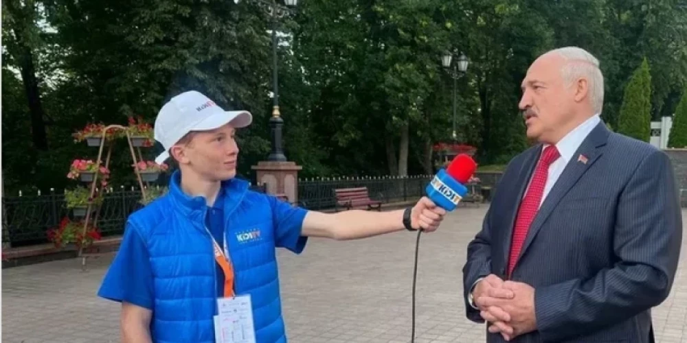 Рижанин берет интервью у Александра Лукашенко (Фото: Instagram)