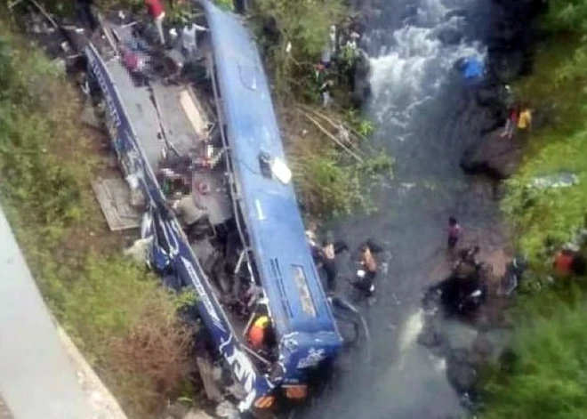 Kenijā autobuss iztriecas cauri tilta margām un iegāžas upē; gājuši bojā 24 cilvēki