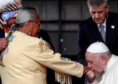 Pāvests Francisks sagaidīšanas ceremonijas laikā noskūpsta roku katoļu baznīcas pārraudzītajā ineternātskolā izdzīvojušajai Almai Dežarlē.