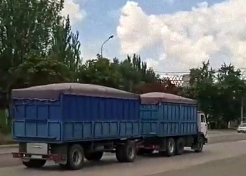 Kravas mašīnas ar graudiem virzījušās Mariupoles ostas virzienā.