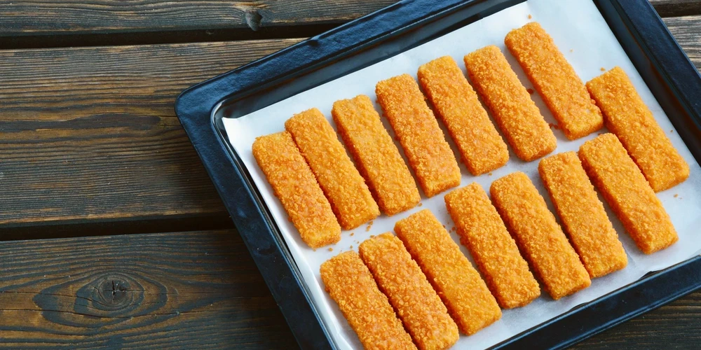 Sacepums ar zivju pirkstiņiem šķiņķa kažokā