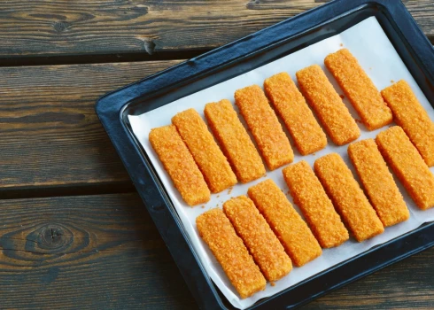 Sacepums ar zivju pirkstiņiem šķiņķa kažokā