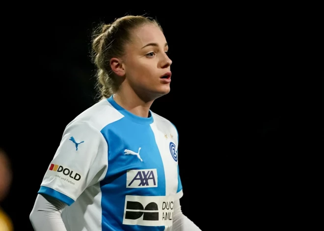 Splitā dzimusī Markoviča jau no 12 gadu vecuma dzīvo Šveicē, kur arī viņa 14 gadu vecumā uzsākusi futbolistes karjeru, jo sporta veidā strauji sākusi pieaugt popularitāte arī dāmu vidū. Tieši Šveicē viņa arī attīstījusi savu sportistes karjeru.