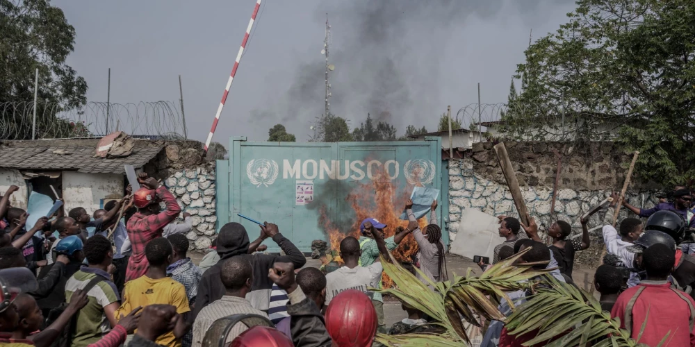 ANO misija MONUSCO vairāk nekā 20 gadus ir stacionēta Kongo DR ziemeļaustrumos, mēģinot sekmēt mieru valstī par spīti apmēram 130 dažādu bruņotu grupējumu klātbūtnei.