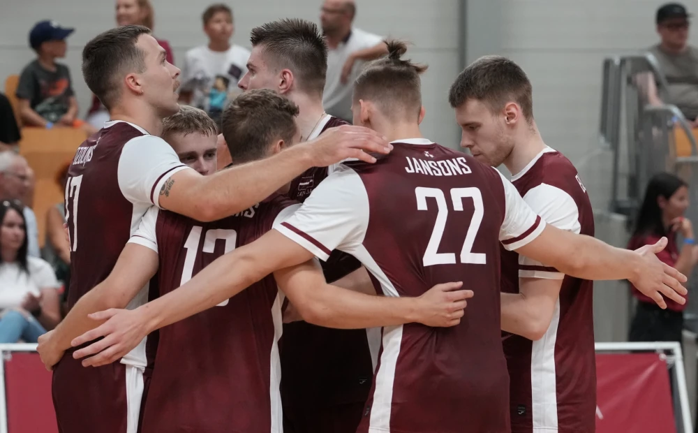 Latvisk volleyballag beseirer Norge i fire sett i testkamp i Riga
