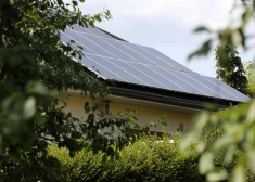 Saules paneļi uz ēkas jumta