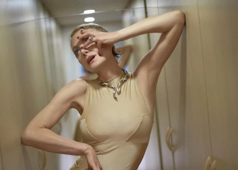 "Это платье?!": Рената Литвинова в Париже перешла на откровенные наряды