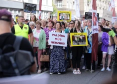 "Es gribu pie ārsta šodien, bet ne pēc nāves!" Protesta akcija pie VM pulcē ap 500 cilvēku