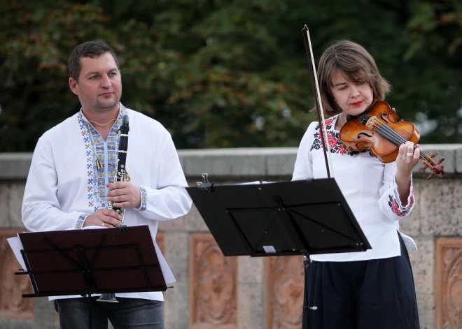 Čellu trio "Melo-M" un ukraiņu mūziķu koncerts pie Brīvības pieminekļa.