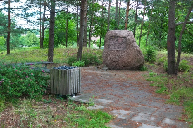 Nezinātājs var tikai raustīt plecus, kādēļ Ķīšezera krastā novietots kapakmenim līdzīgs akmens. 