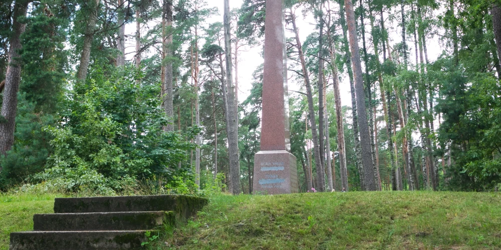 Vairāk nekā 70 gadu obelisks Mežaparkā Ķīšezera krastā liecinājis par “varonīgo Rīgas atbrīvošanu”.